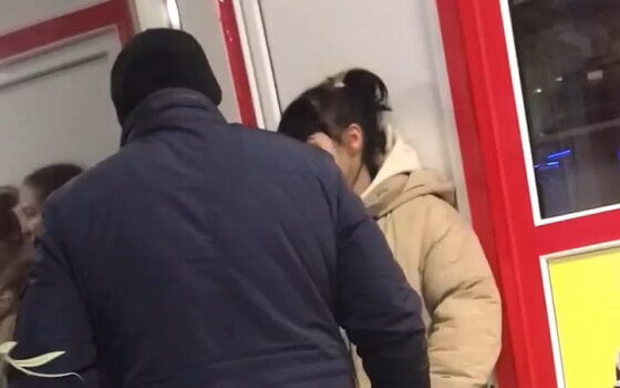 В торговом центре Сити произошёл конфликт между молодыми девушками и пожилым мужчиной
