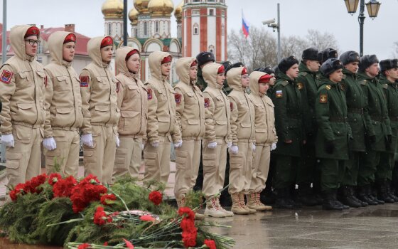 Гусевцы возложили цветы к памятнику Героя Советского Союза Сергея Ивановича Гусева