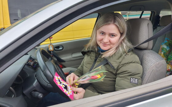 Госавтоинспекторы и воспитанники ДЮЦ провели акцию «Цветы для автоледи»