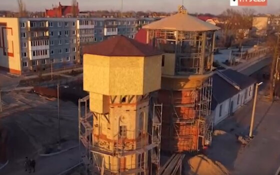 Подрядчик затягивает с реставрацией бывших водонапорных башен на привокзальной площади