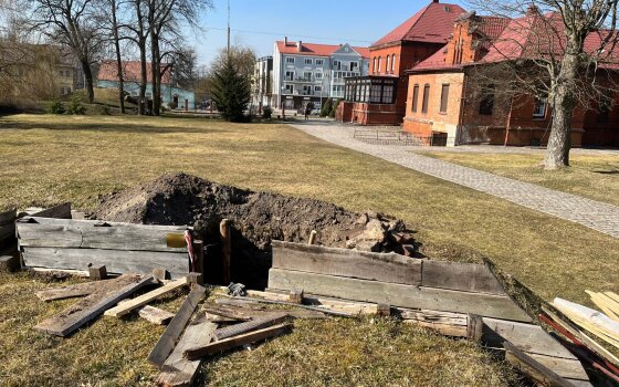 На территории городского музея проходят работы по укреплению уличной экспозиции