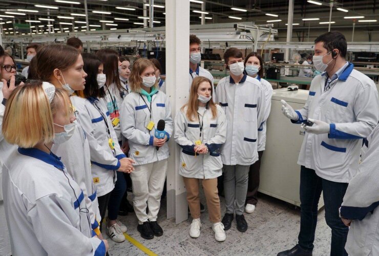 Антон Алиханов провёл экскурсию на «Технополисе GS» для участников проекта «Большая перемена»