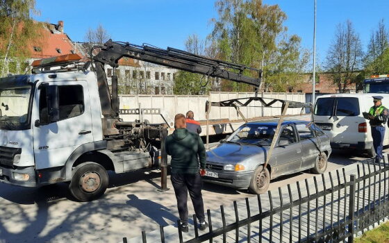 На пути шествия Бессмертного полка эвакуируют автомобили