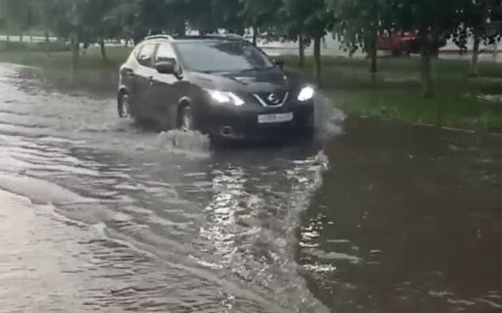 В Гусеве из-за сильного ливня затопило отремонтированную улицу Советскую