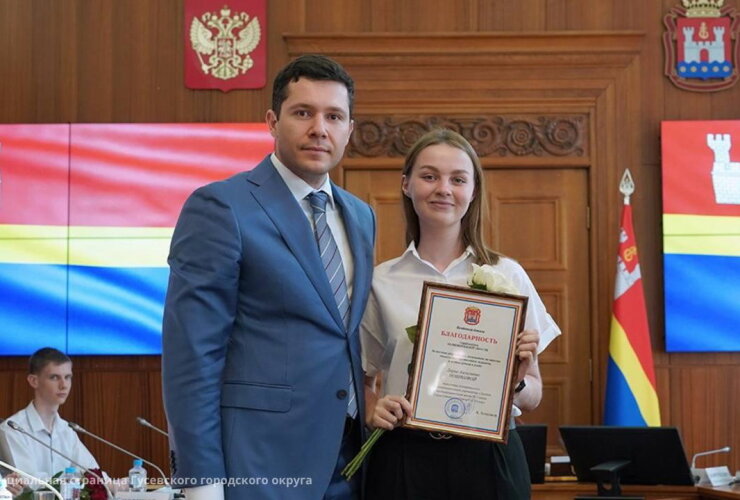 Глава региона отметил благодарностью выпускников-стобалльников