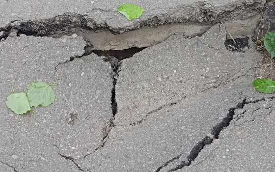 Для устранения провала во дворе на Менделеева собственники должны обратиться в ЖКХ