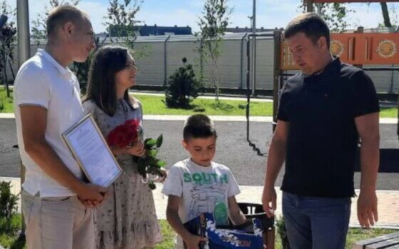 Александр Китаев вручил молодой семье сертификат на приобретение или строительство жилья