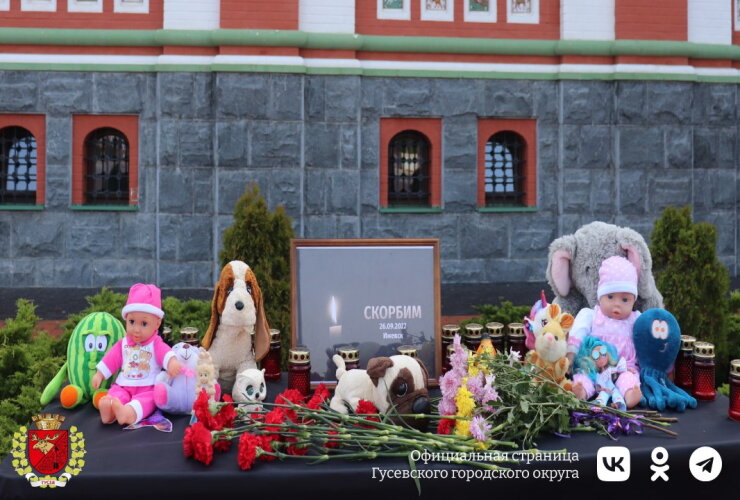 В связи с трагическими событиями в Ижевске в центре города организован стихийный мемориал