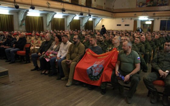 Телеведущий Артём Шейнин и советник главы ДНР Игорь Кимаковский встретились с мобилизованными в Гусеве