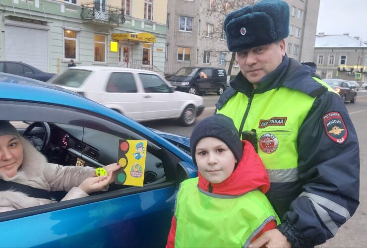 Госавтоинспекция и воспитанники ДЮЦ поздравили женщин-водителей с Днём матери