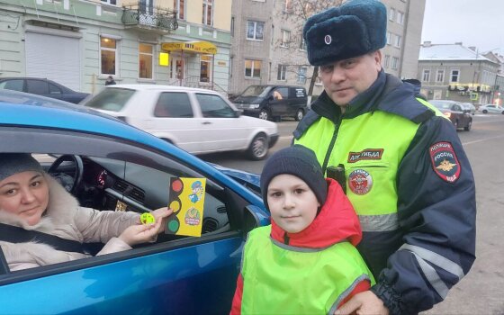 Госавтоинспекция и воспитанники ДЮЦ поздравили женщин-водителей с Днём матери