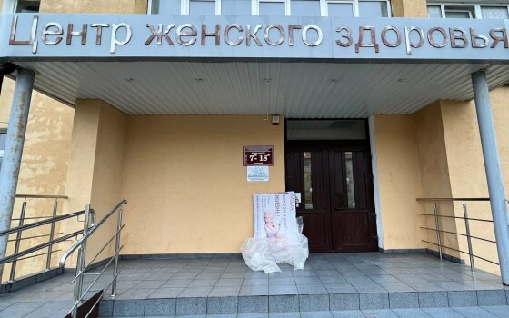 Настоятель гусевского храма развозит антиабортные плакаты по женским консультациям