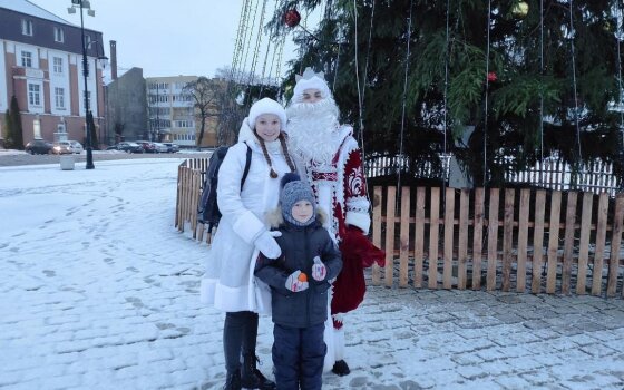 По городу гуляет Дед Мороз со Снегурочкой, угощая всех мандаринами