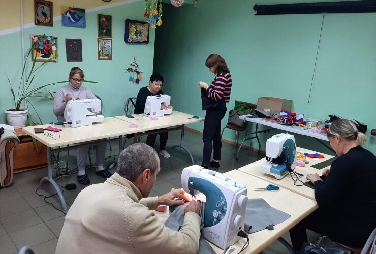 На базе социального центра в Гусеве проходит обучение швейному делу