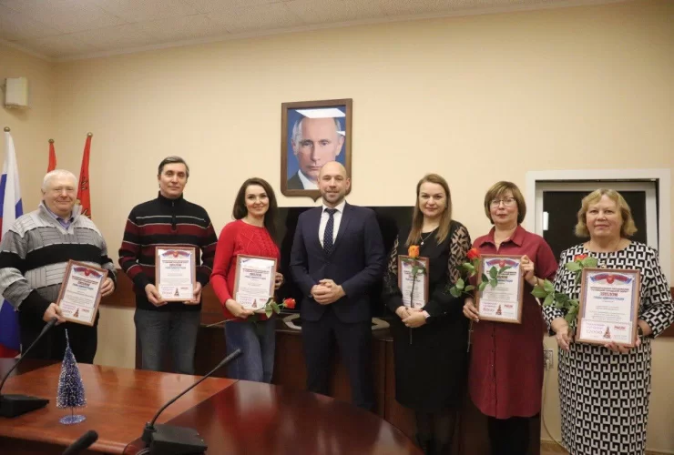В конференц-зале администрации наградили победителей конкурса на самую креативную новогоднюю елку