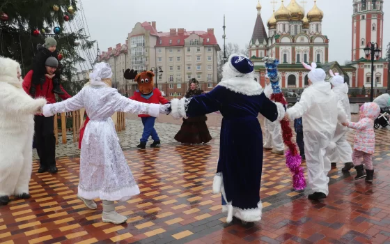 Ещё два дня Дед Мороз и Снегурочка будут устраивать развлекательные программы возле главной ёлки