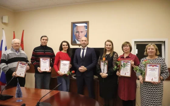 В конференц-зале администрации наградили победителей конкурса на самую креативную новогоднюю елку
