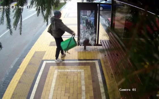 Житель Гусева разбил экраны на остановках в центре города