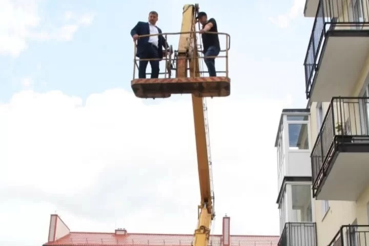 В Гусеве жители нового дома жалуются на неприятный запах в квартирах