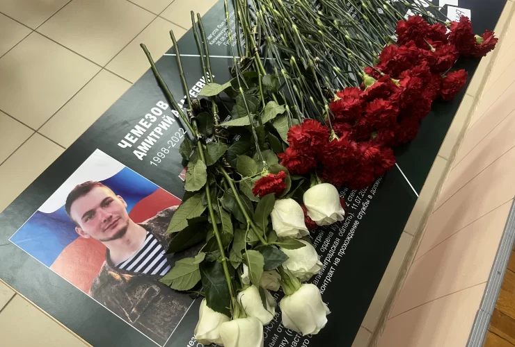 Контрактник из гусевской части погиб, прикрывая своих. В его честь на родине установили парту памяти