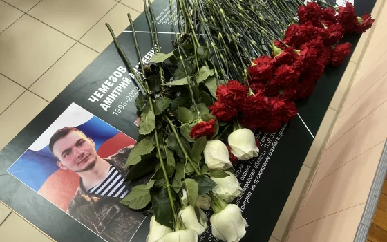 Контрактник из гусевской части погиб, прикрывая своих. В его честь на родине установили парту памяти