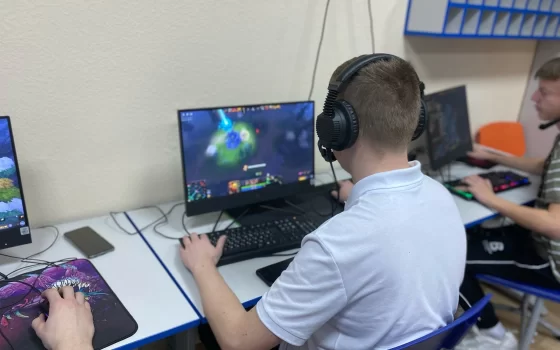 Команда первой школы сыграла в «Dota 2» со школьниками из Светловского округа
