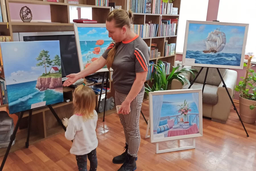 В гусевской библиотеке проходит выставка картин Веры Коноваловой