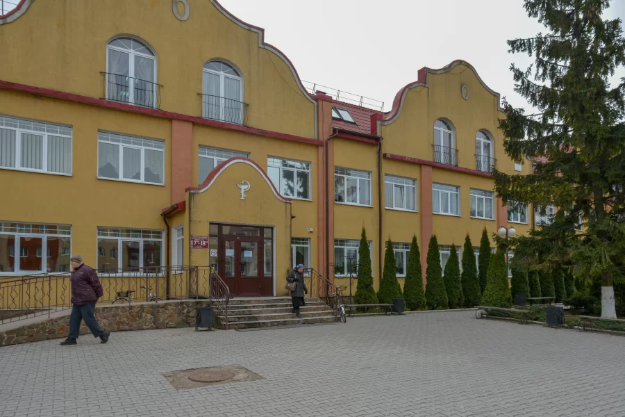 Минздрав посоветовал гусевцам по поводу грязных фонарей на территории ЦРБ обратиться к главврачу