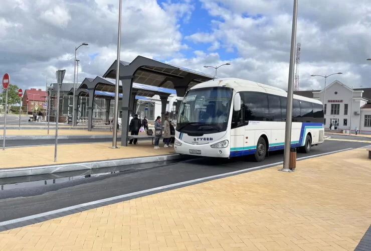 Купивший билет до Калининграда на автовокзале не может сесть в автобус на площади