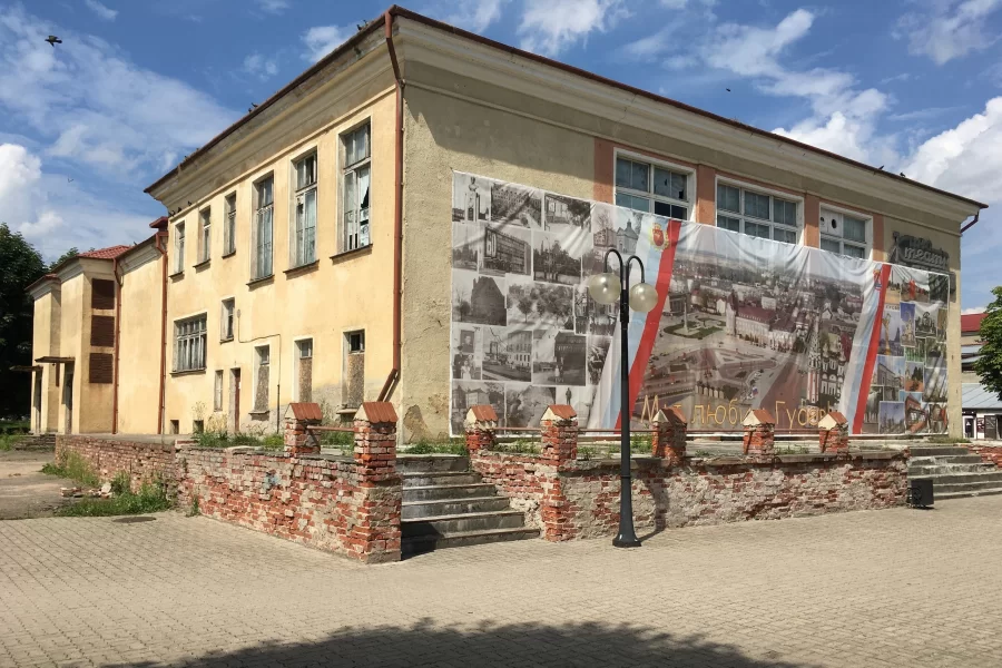 Собственник бывшего кинотеатра «Мир» опять обещает привести здание в порядок