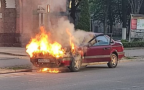 На Тимирязева у автомобиля выгорел моторный отсек