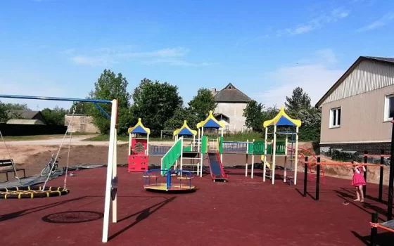 В Ольховатке завершена укладка резинового покрытия на игровом комплексе
