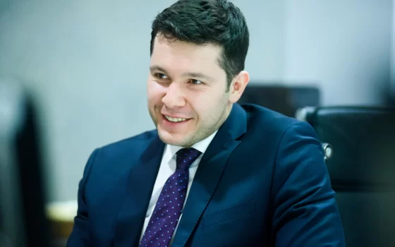 Поздравление губернатора Антона Алиханова с Днем России
