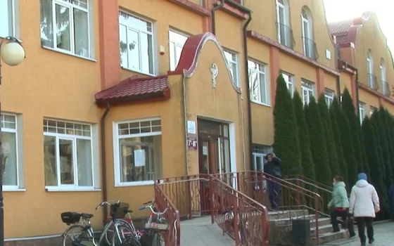 В Гусевской больнице из-за наплыва пациентов человека после инсульта и с пневмонией положили в коридоре