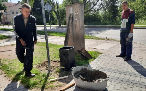 На отремонтированных улицах устанавливают новые урны