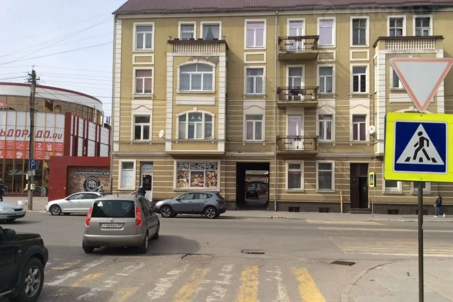 Жители дома на Московской, исправно оплачивающие ЖКХ, должны сами ремонтировать подъезд