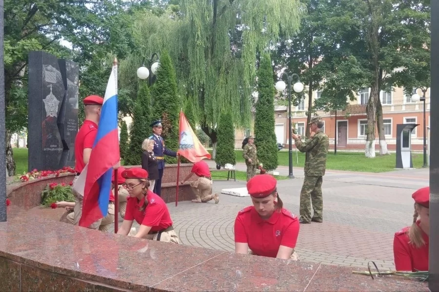 В Гусеве возложили цветы к стеле памяти участников и ветеранов локальных конфликтов