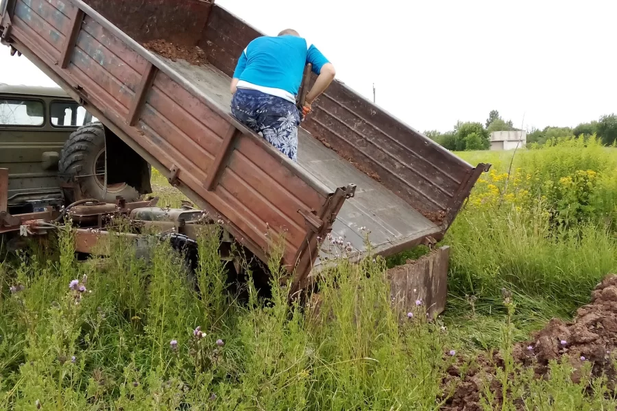 На окраине города в районе Суворова образовалась неофициальная свалка