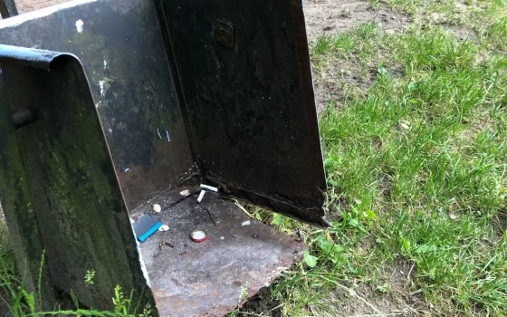 В Гусеве местный житель срезал урну, чтобы установили новую