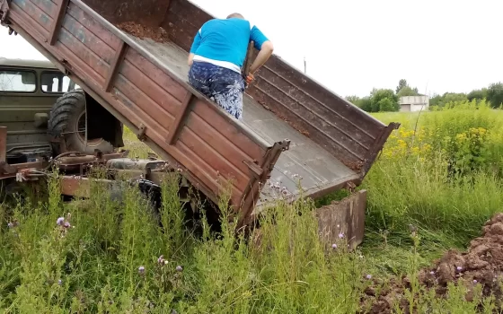 На окраине города в районе Суворова образовалась неофициальная свалка