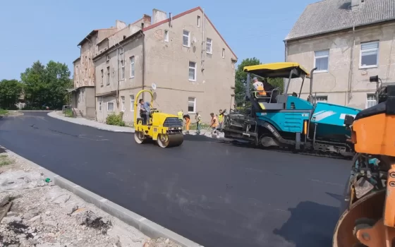 Во дворе домов № 3 и  5 на Маяковского сделали асфальтовое покрытие, тротуары и ливнёвку