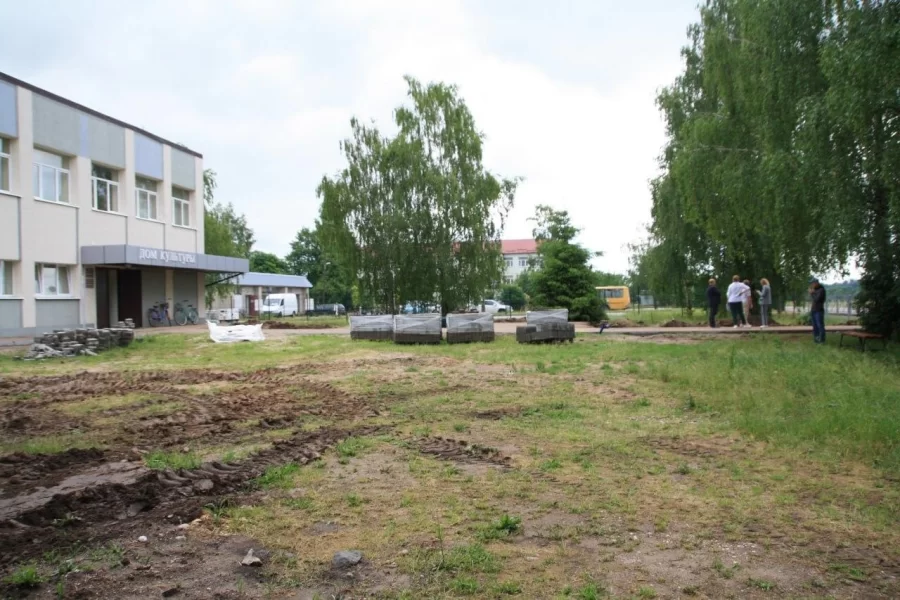 Власти уверяют, что детская площадка в Калининском доделана и разрешена к использованию