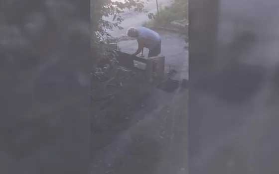 В Гусеве лавочка, которую сломала женщина кувалдой, оказалась бесхозной