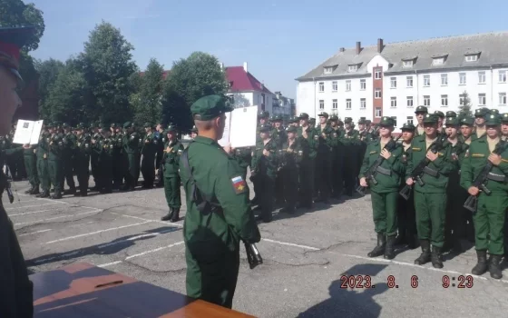 В мотострелковой дивизии Гусева 693 призывника приняли присягу