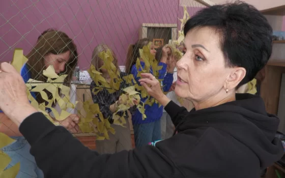 Сегодня в Центральной библиотеке Гусева учили, как плести маскировочные сети