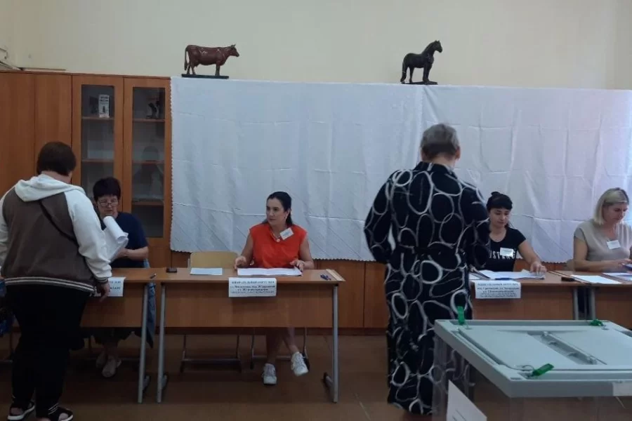 Жители округа начали приходить на избирательном участки