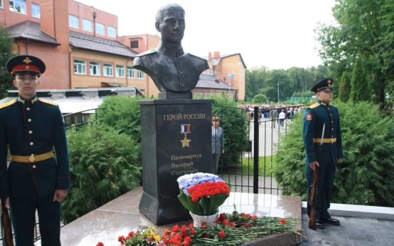 В Гусеве открыли бюст Герою России Валерию Паламарчуку