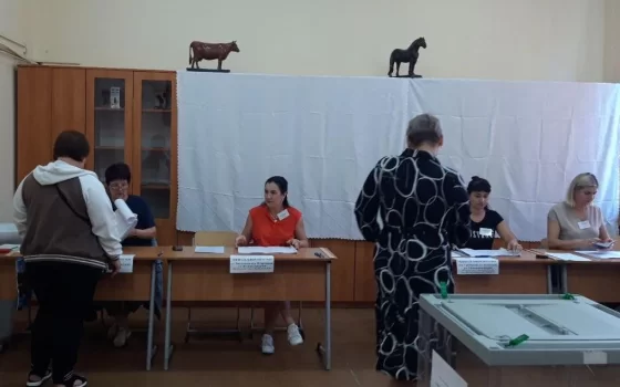 Жители округа начали приходить на избирательном участки