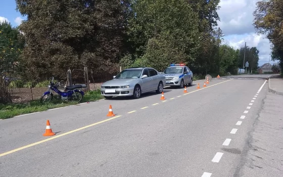 Под Гусевом столкнулись автомобиль «Митцубиси» и скутер, пострадала пожилая женщина