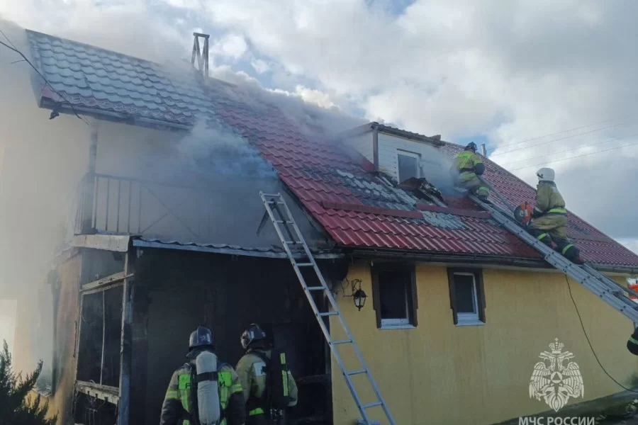 В Ломово произошёл пожар в частном доме, пострадали два человека
